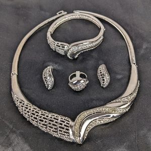 NWOT, BEAUTIFUL SLIVER COLOR STATEMENT NECKLACE SET.